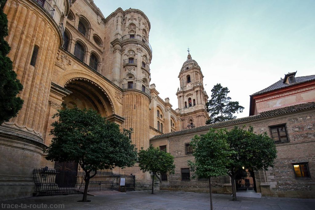 Entrée de La Cathédrale de l'Incarnation de Malaga Andalousie Espagne - Catedral de la Encarnación La Manquita Andalucia Espana Spain Church Architecture night