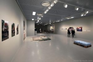 Salle exposition intérieur Musée d'Art Moderne de Malmö "Moderna Museet" en Suède