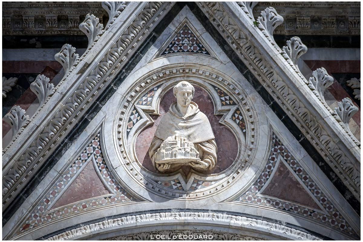 Sculpture statue sur la Façade gothique de la Cathédrale de Sienne Duomo di Siena (Santa Maria Assunta)