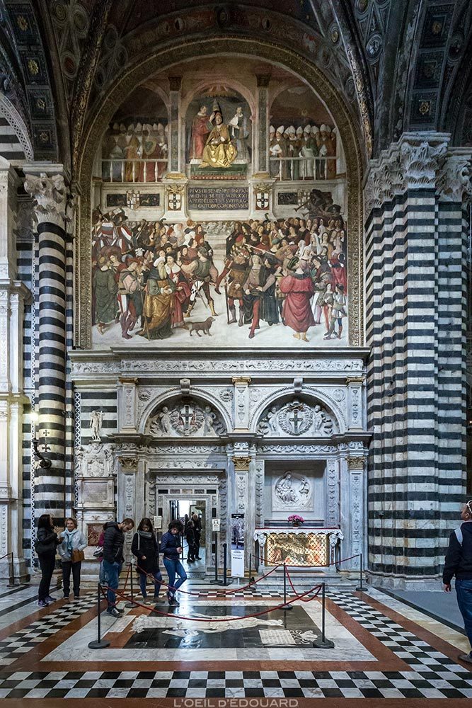 Cathédrale de Sienne - Intérieur Nef Duomo di Siena (Santa Maria Assunta) : Portail de Lorenzo di Mariano Marrina + fresque Couronnement pontifical de Pie III (1504) de Pinturicchio