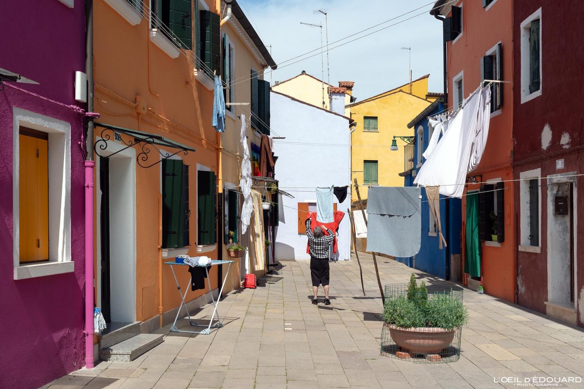 Rue Burano Venise Tourisme Italie Voyage - Isola di Burano Venezia Italia - Visit Burano Island Venice Italy Travel Street Photography