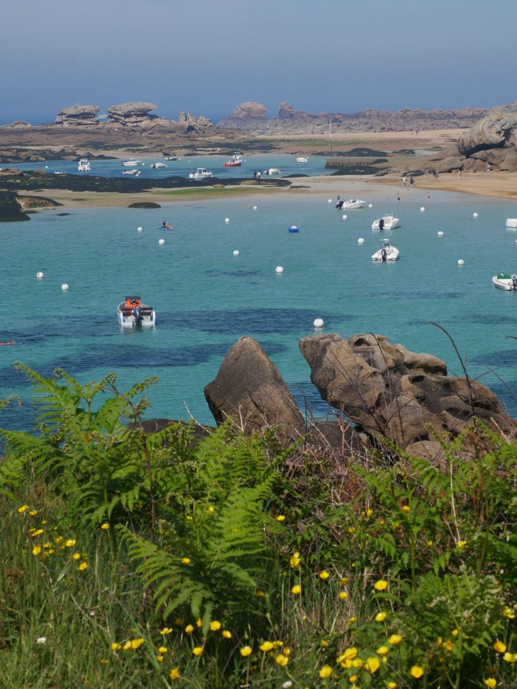 Arrêt plage sur la Vélomaritime - Côte de granit rose