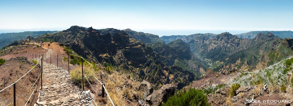 Vue au sommet du Pico Ruivo Madère Randonnée Tourisme Paysage Montagne Voyage Portugal - PR 1 Vereda do Areeiro Pico Ruivo Madeira Ilha - Visit Madeira Island Hiking Trail Nature Mountain Summit View Outdoor Mountains Landscape