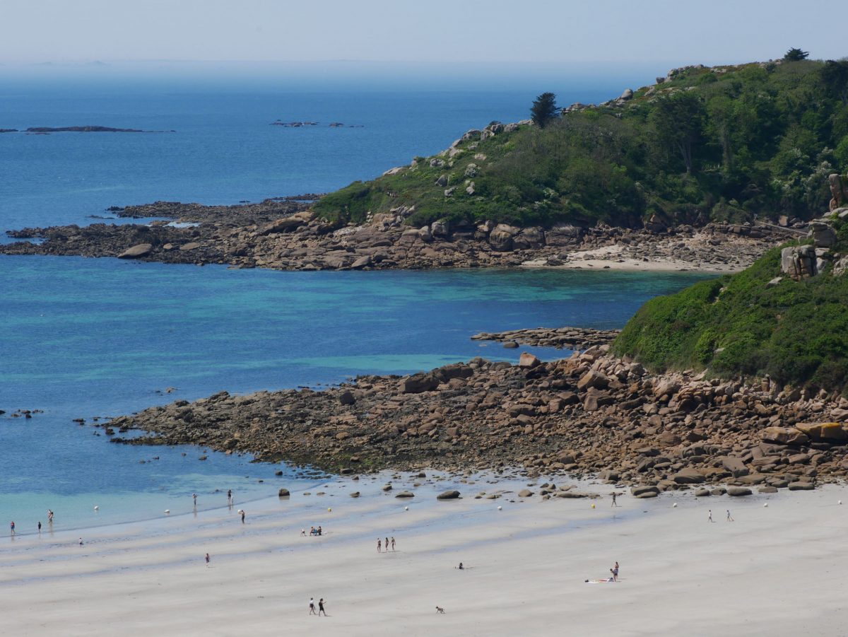 Vue sur la plage de Tresmeur depuis la Vélomaritime