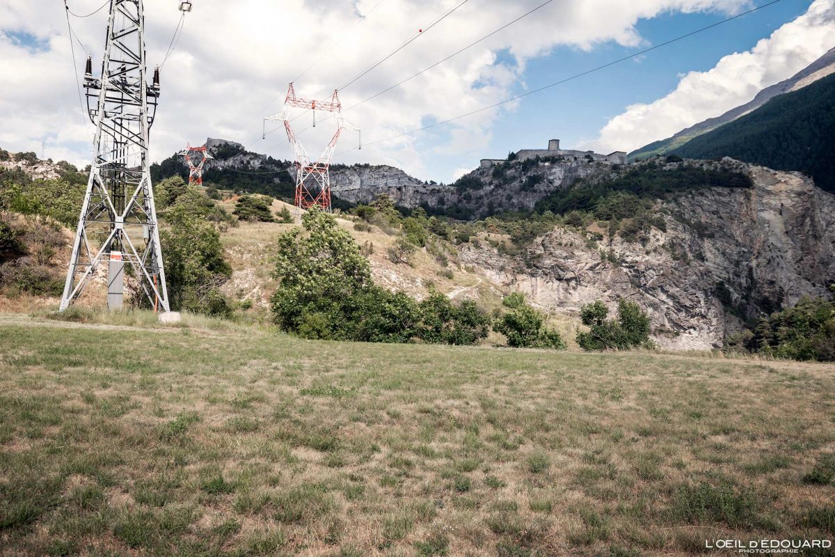 Champ Pylône électrique Avrieux Haute Maurienne Savoie France Paysage