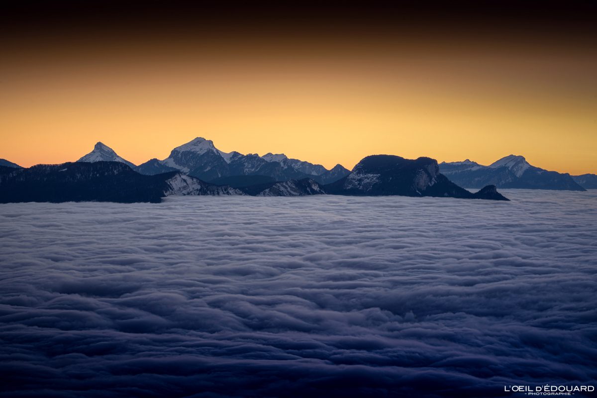 Coucher de soleil Mer de nuages Massif de la Chartreuse depuis la Croix du Nivolet Massif des Bauges Savoie Alpes France Paysage Montagne Ciel Crépuscule Outdoor French Alps Mountain Landscape Sunset Sky Sea of Clouds