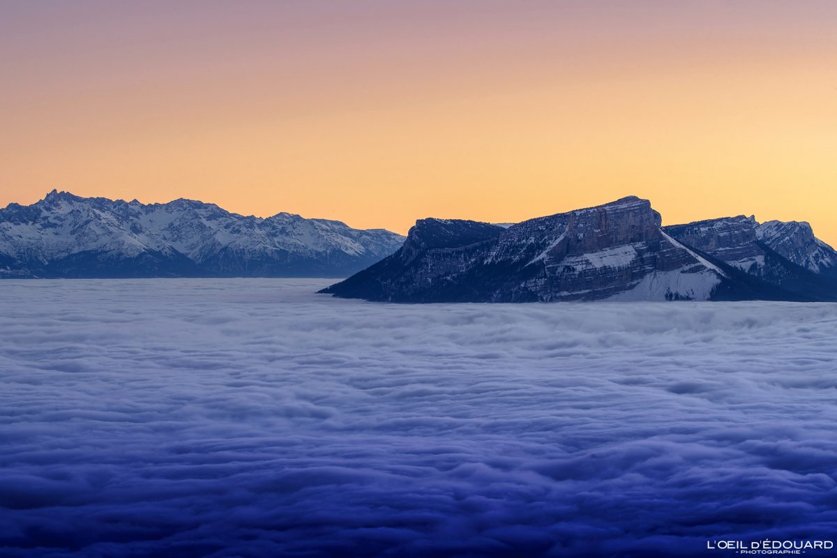 Coucher de soleil Mer de nuages Mont Granier depuis la Croix du Nivolet Massif des Bauges Savoie Alpes France Paysage Montagne Ciel Crépuscule Outdoor French Alps Mountain Landscape Sunset Sky Sea of Clouds