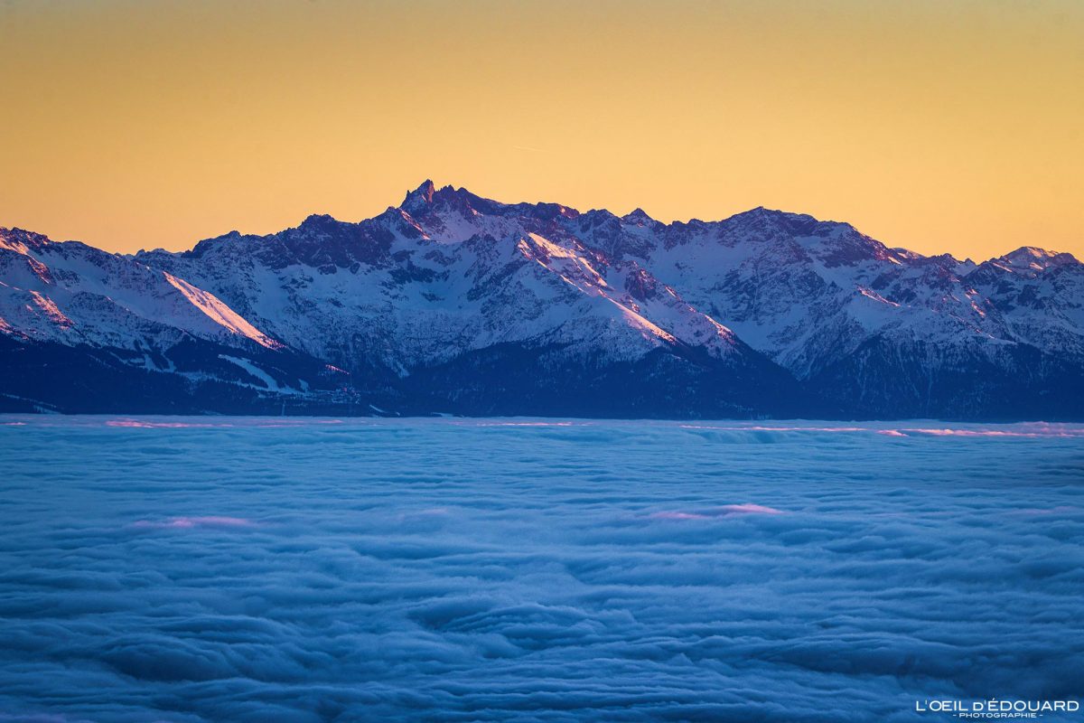 Coucher de soleil Mer de nuages Chaine de Belledonne depuis la Croix du Nivolet Massif des Bauges Savoie Alpes France Paysage Montagne Ciel Crépuscule Outdoor French Alps Mountain Landscape Sunset Sky Sea of Clouds