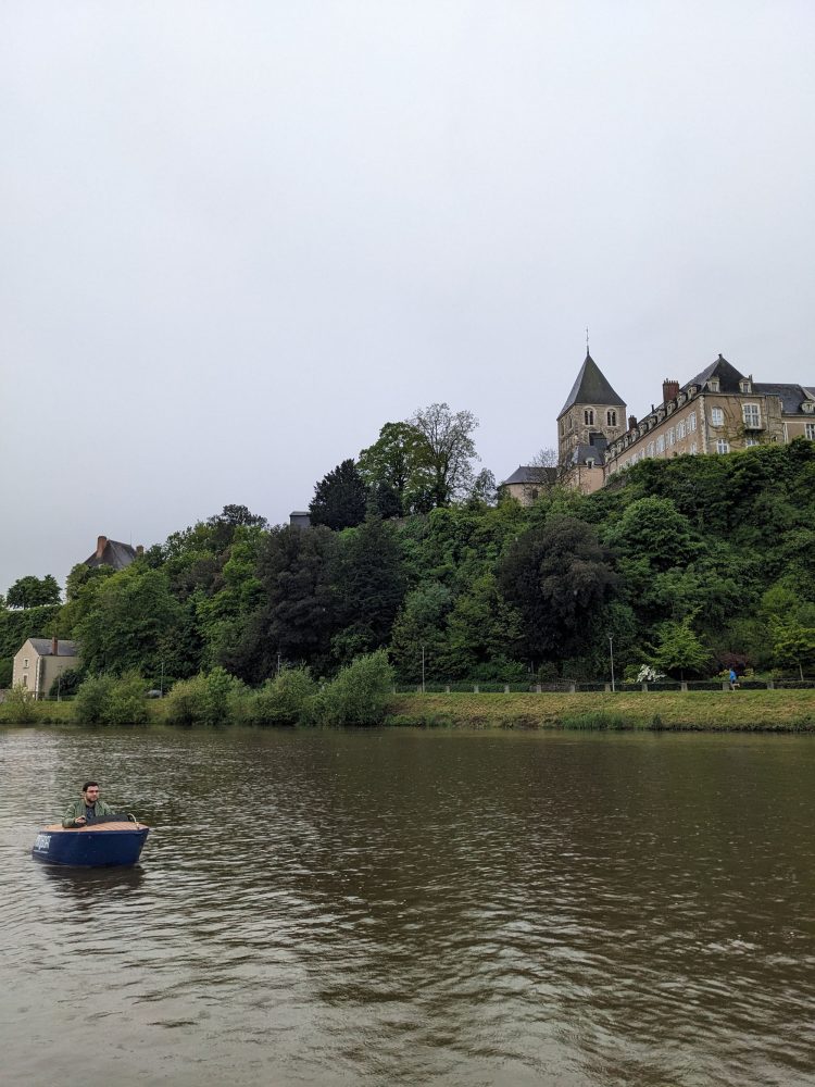 Balade en bateau monoplace près de Laval