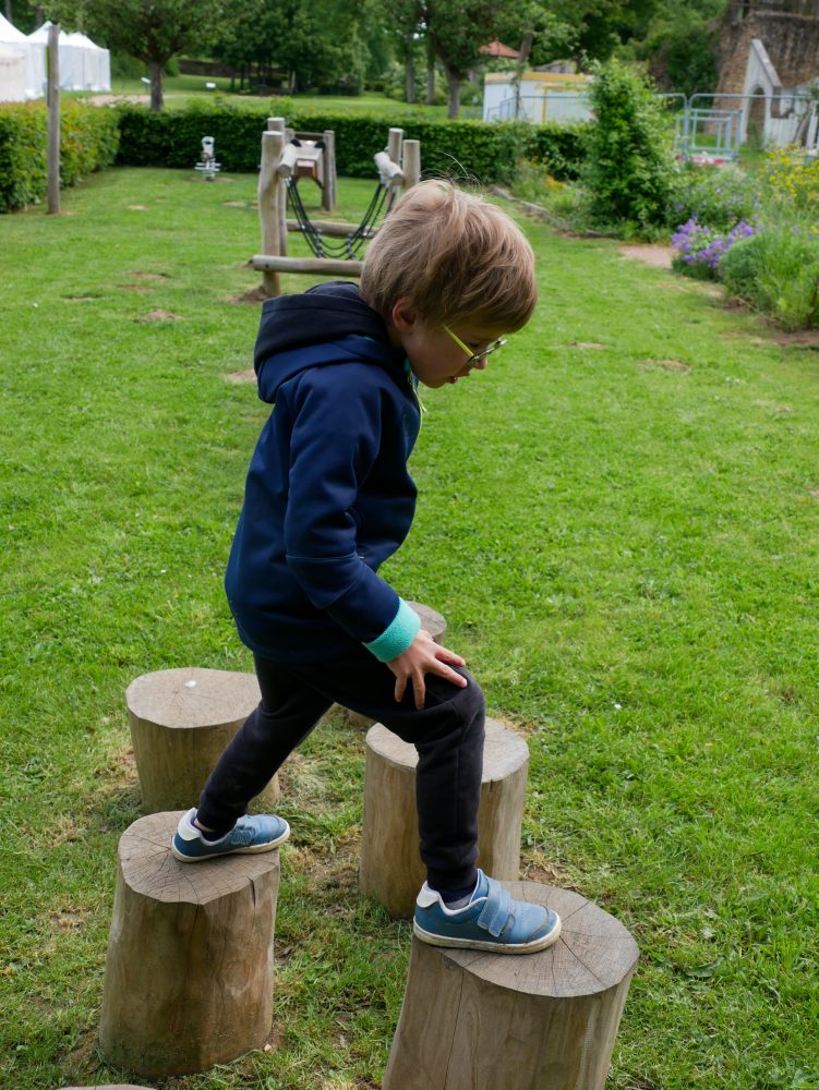 Aire de jeux Abbaye Thiron Gardais en famille