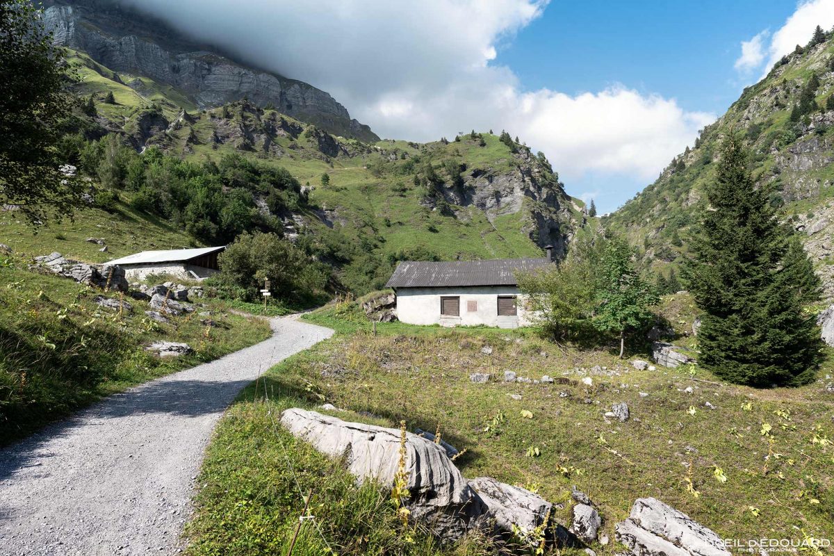 Chalets du Souays Sentier Randonnée Lac de Pormenaz Massif des Aiguilles Rouges Haute-Savoie Alpes France Paysage Montagne Nature Outdoor Hike French Alps Mountain Houses Landscape Hiking Trail