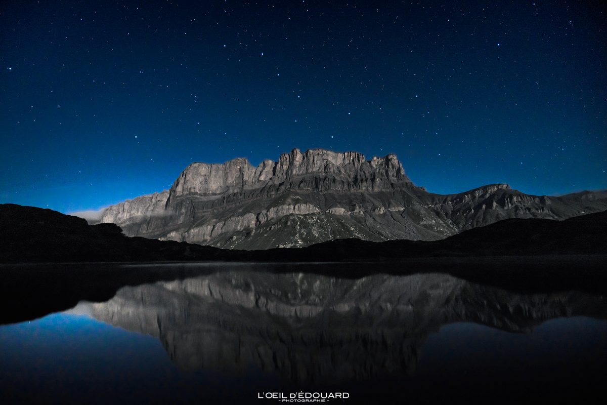 Photographie de Nuit étoiles Ciel étoilé au-dessus des Rochers des Fiz et du Lac de Pormenaz Haute-Savoie Alpes France Paysage Montagne Nature Outdoor Hike French Alps Lake Mountain Landscape Sky Stars Night Photography