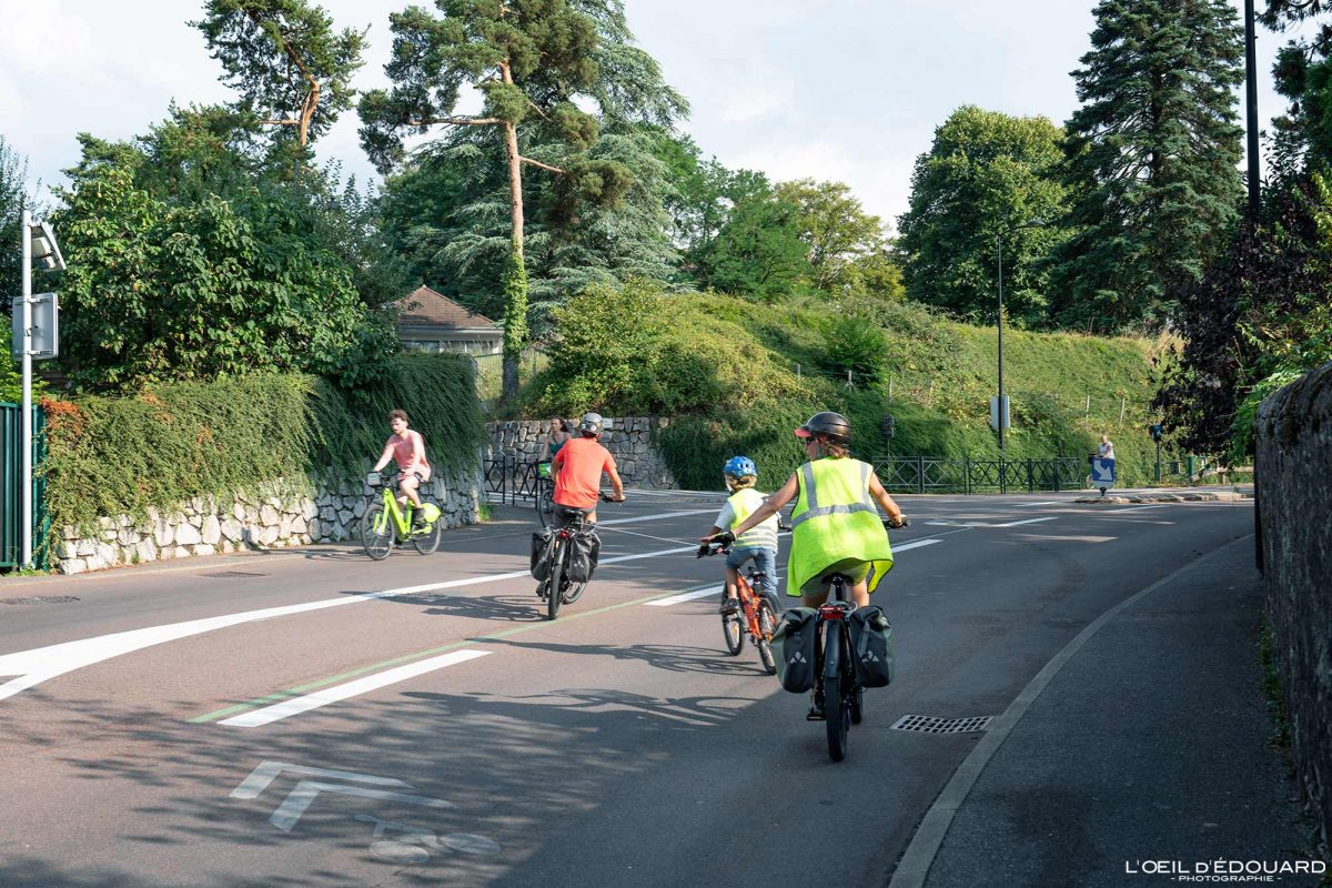 Piste cyclable Menthon-Saint-Bernard Tour du Lac d'Annecy à Vélo Haute-Savoie Visit France Tourisme Vélo de Route Cyclisme Outdoor Bicycle Cyclism Bike Road Biking