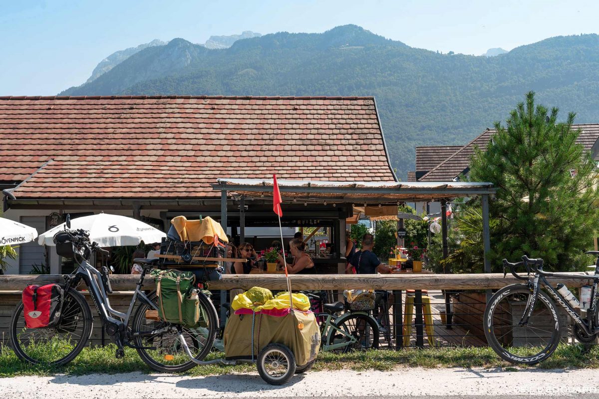 Snack Bar Au Coup de Pompe Bredannaz Piste Cyclable Tour du Lac d'Annecy à Vélo Haute-Savoie Visit France Tourisme Vélo de Route Cyclisme Outdoor Bicycle Cyclism Bike Road Biking